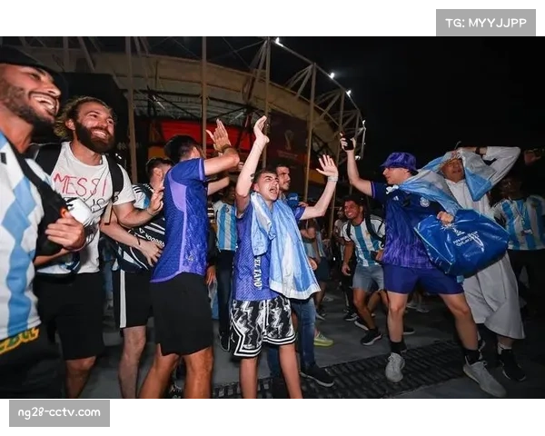 特写镜头：看台上一位小球迷举着自制标语支持保级队